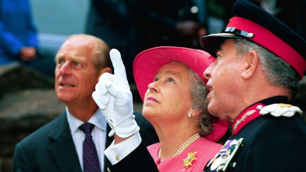 The Queen and Captain Sir Norman Lloyd Edwards at Llandaff Cathederal in Cardiff on 26 May 1999