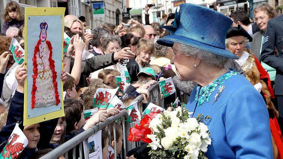 Queen meeting children in Welshpool in 2010