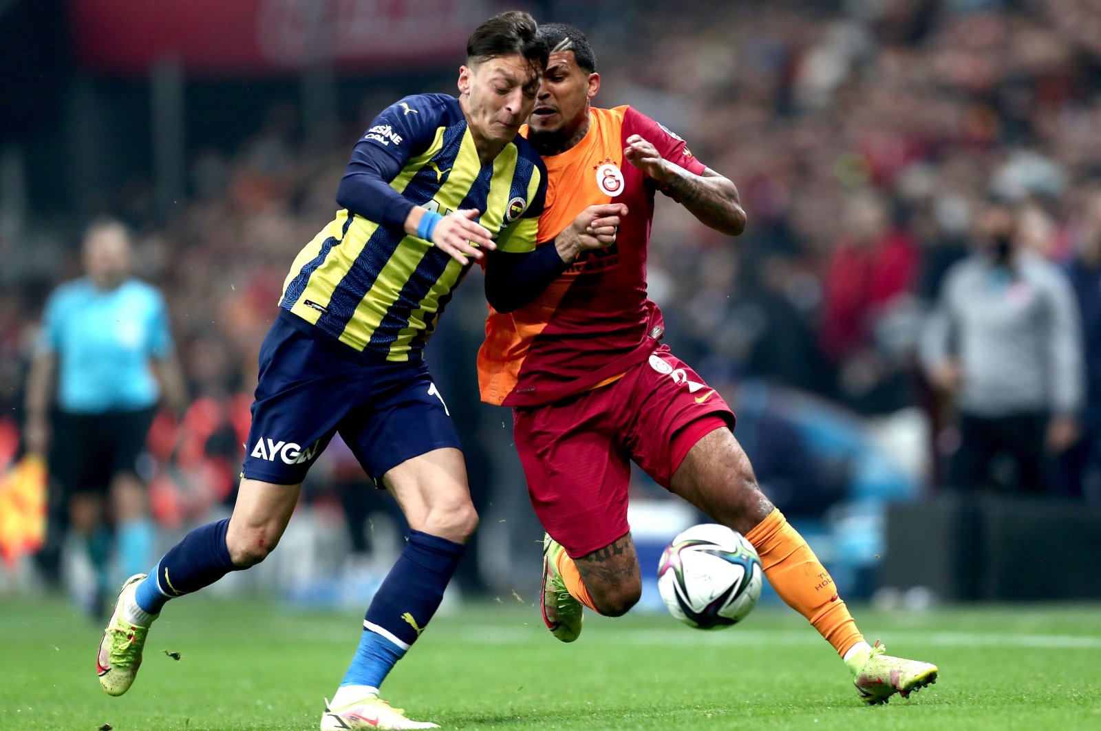 Fenerbahçe&#039;s Mesut Özil (L) in action against Galatasaray&#039;s Deandre Yedlin (R) during the Süper Lig&#039;s Istanbul derby in Istanbul, Turkey, Nov. 21, 2021. (EPA Photo)