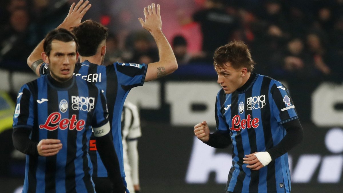 Atalanta&#039;s Mateo Retegui celebrates scoring their first goal with Matteo Ruggeri, Bergamo, Italy, Jan. 14, 2025. (Reuters Photo)