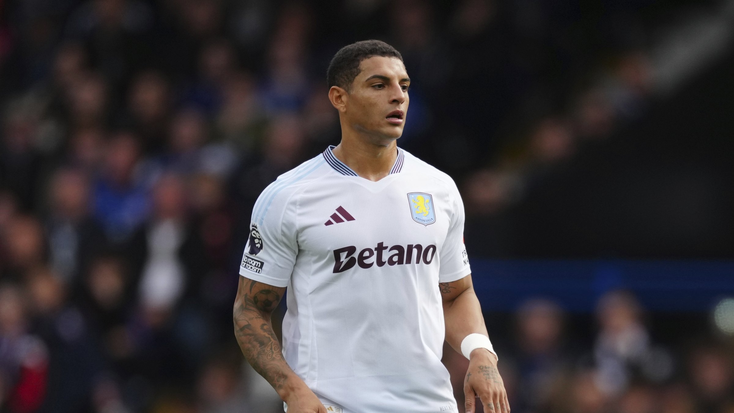 Aston Villa&#039;s Diego Carlos runs into position during a Premier League match against Ipswich Town, Ipswich, U.K., Sept. 29, 2024. (AP Photo)