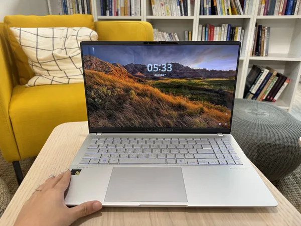 華碩Vivobook S 15為15.6吋螢幕大小。