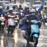 穿雨衣騎車全身濕到水狂滴！內行人曝1招防水撇步秒解決，連續淋6小時大雨也無感