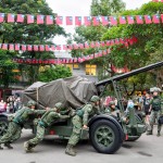 全民國防 軍民一心 軍人節當日空軍三重一村送精緻飛機小物