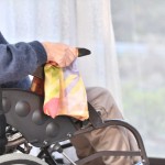 75歲中風爸沒收入、沒財產…2中年子女「都不想扶養他」！法官看「3原因」判准了