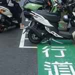 走人行道要跳過機車？他怒「哪個天兵畫的線」，台北市政府回應了