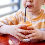 腎結石常是自己吃出來的！9歲男童愛喝「1飲品」血尿就醫，驚見56粒結石
