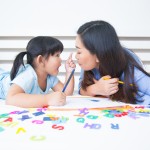 孩子不願分享怎麼辦？與其直接要求，4種說話方式讓他主動分享還能幫助交友