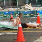 馬路中間做SPA？高雄管線被挖破　工人急「肉身堵水」畫面曝光！