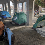 小琉球萬人登島現亂象！景點旁就地紮營「搭一整排帳篷」　當地居民怒喊：是難民區嗎