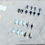 新疆沙漠衛星照露玄機！解放軍演練轟炸美軍駐日基地、還有停放地面的F-22戰機