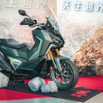 2024 SYM ADXTG 400劍齒虎正式發表！24.8萬限時優惠，全新可變汽門水冷引擎、全新固鎖式引擎車架ADV跨界黃牌大羊！