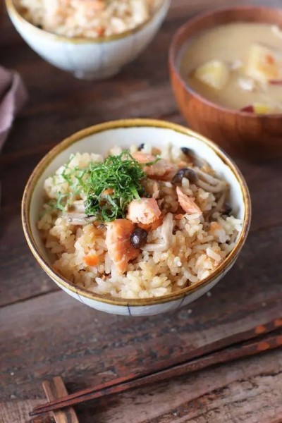 鮭魚鮮菇炊飯（示意圖／取自Pinterest）