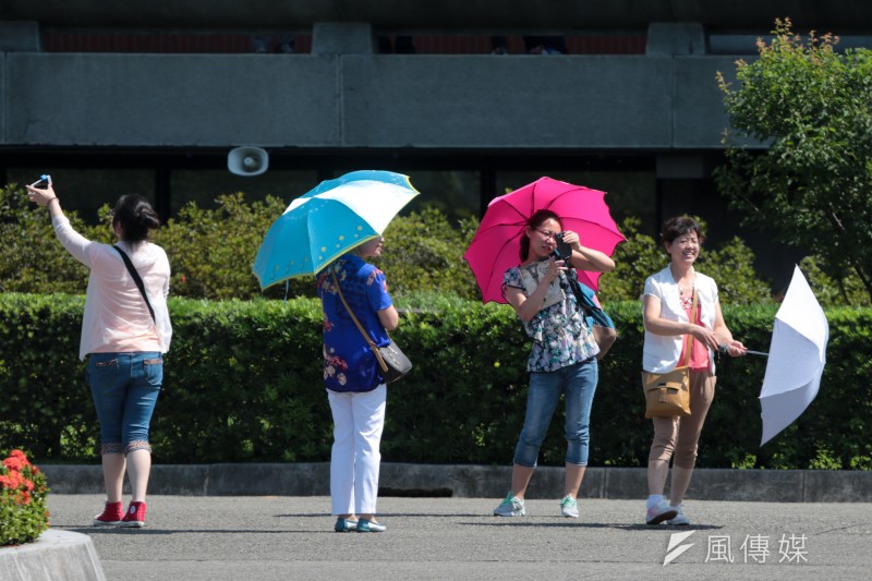 汗如雨下！本周天氣還會更熱，民眾應注意防曬，慎防長時間待在戶外。(資料照/余志偉攝)