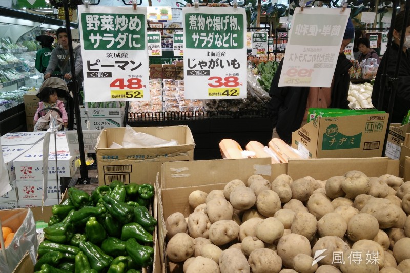 食藥署今日預告將全面解除日本福島5縣食品輸入管制，原禁止品項採雙證管理加逐批檢驗。圖為東京當地超市販售來自核災區5縣的蔬菜產品。（資料照，溫芳瑜攝）