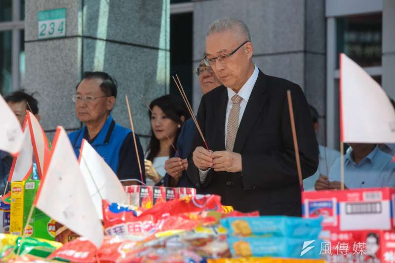 國民黨推動反核食、反空污、反深澳電廠3項公投案，連署書都突破40萬份，連署書近期將送往中選會。圖為黨主席吳敦義（右）。（資料照，顏麟宇攝）