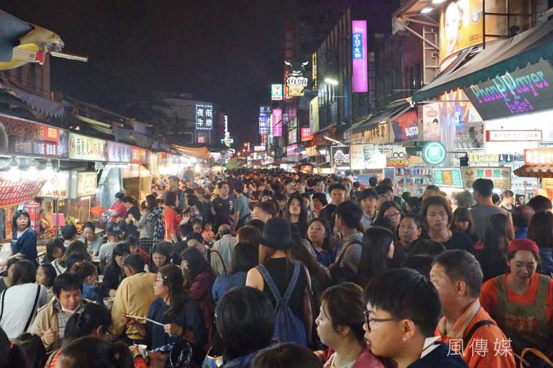 許多人到宜蘭時會去羅東夜市，但在地人更推薦清溝夜市。（資料照／盧逸峰攝）