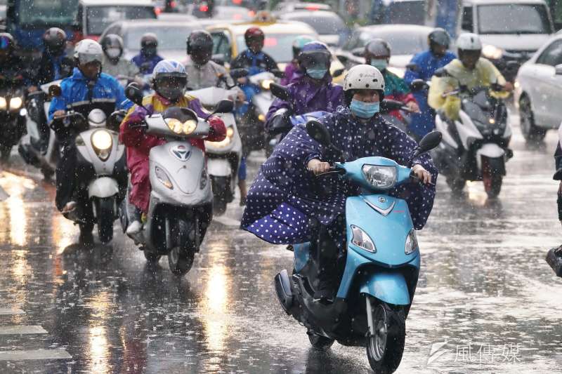 一名網友抱怨，自己多年來穿一件式雨衣騎車，每次都還是全身濕透。（資料照／盧逸峰攝）