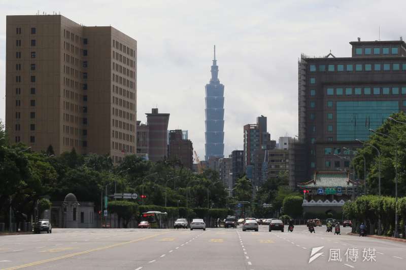 疫情三級警戒延至7月12日，台北街頭經常空空如也，經濟受到重創。（柯承惠攝）