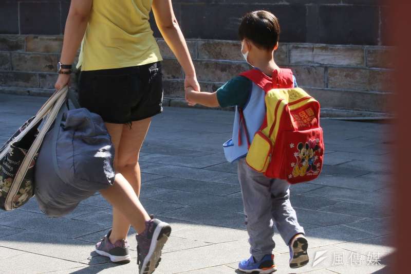 對於幼兒園爆發群聚感染疫情，有幼兒園老師表示，小朋友不可能戴整天的口罩，在替換口罩不足的情況下，時常只能默許孩子「無罩上課」。（示意圖／柯承惠攝）