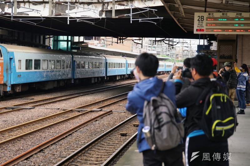 台鐵復興號29日起走入歷史，605車次「末班列車」抵達終點站樹林，鐵道迷在月台上拍照留念。（盧逸峰攝）