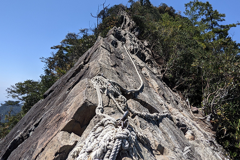 鳶嘴山至稍來山中間，地勢有極大落差，若無繩索支援攀登，路程會非常危險。(圖/洪煜勛攝)