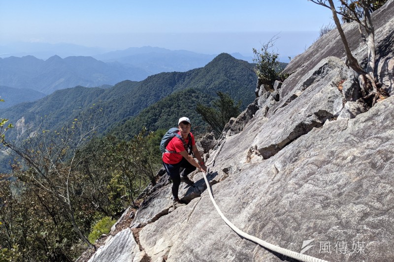 鳶嘴山下捎來步道地勢陡峭，若無繩索支援非常容易滑落山坡。(圖/洪煜勛攝)