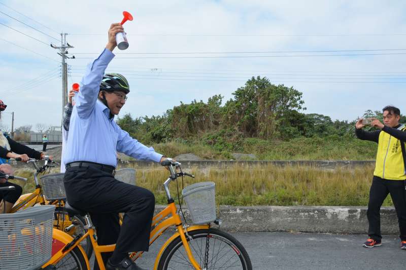 屏東縣府建構全縣自行車路網，9日在高屏溪左岸舉辦自行車道巡禮，屏東縣長潘孟安親自試騎，歡迎民眾多多利用，享受屏東美麗景色。（屏東縣政府提供）