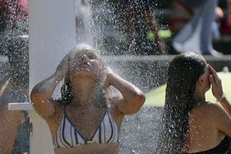 2018年夏天，熱浪侵襲歐洲，法國民眾泡水降溫（AP）