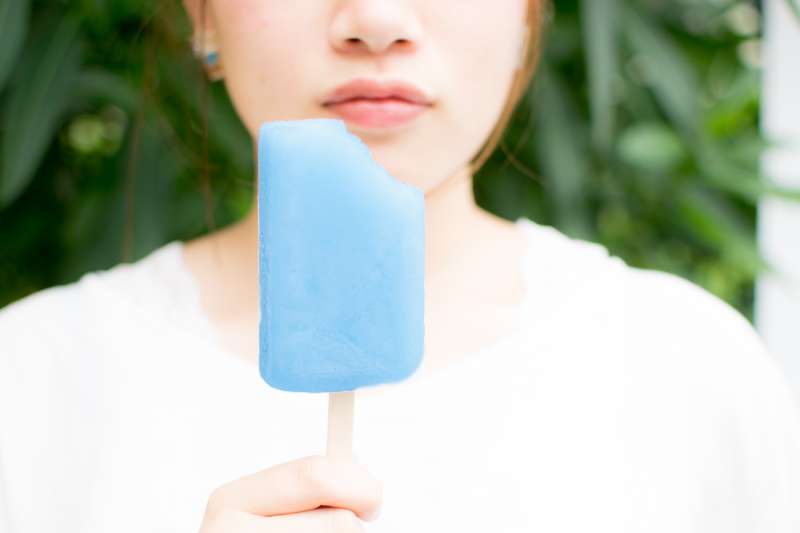 最近氣溫高居不下，吃冰看起來是對抗炎炎夏日的好選擇，但這樣真能消暑解熱嗎？（示意圖/pakutaso）