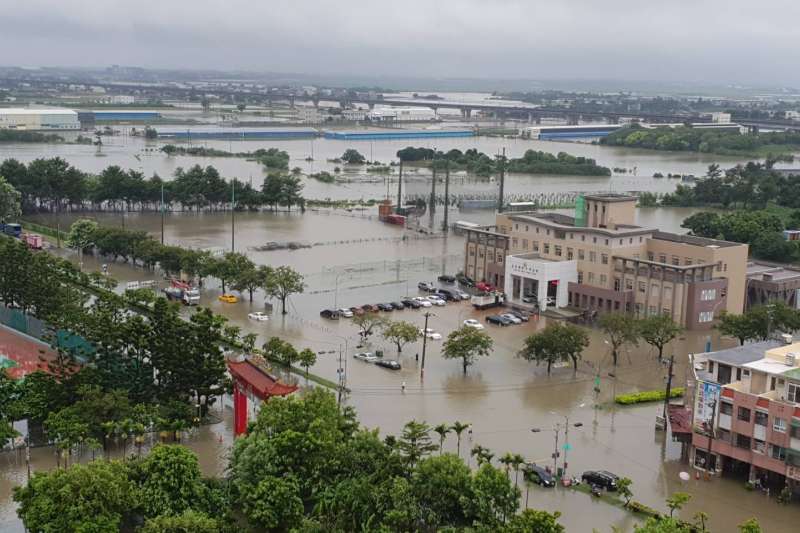 中央氣象局今發布豪雨特報指出，西南氣流影響，26日屏東縣有局部大雨或豪雨發生的機率，花蓮、台南、高雄及台東地區有局部大雨發生的機率。圖為嘉義地區淹水情形。（資料照，網友提供）