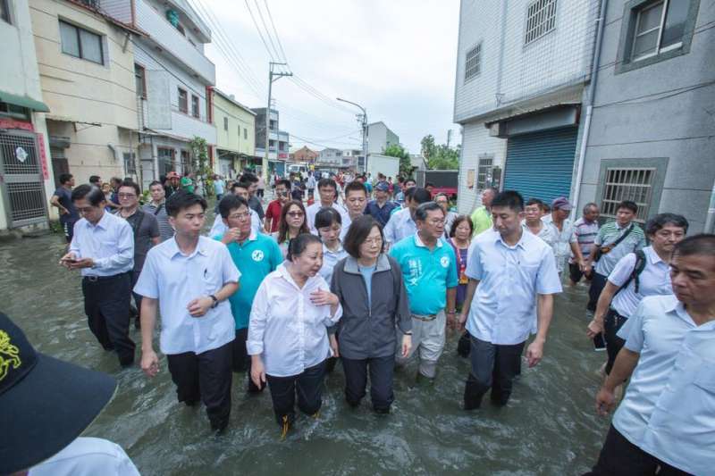 總統蔡英文昨日赴嘉義勘災，搭乘雲豹八輪裝甲車赴災區被當地災民怒嗆，被問到是否感到委屈？蔡英文說，「怕委屈就不要做總統了！」（資料照，取自總統府發言人臉書）