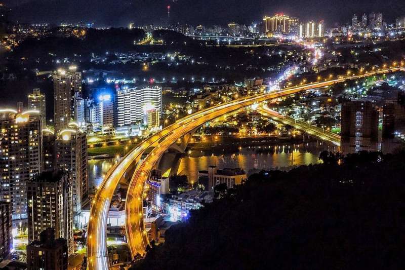 台北地區除了象山以外還有很多方便又漂亮的夜景打卡點，這篇將大安、內湖、新店、北投等可以看夜景的地方一次告訴你！（圖／oscarlife75@instagram）