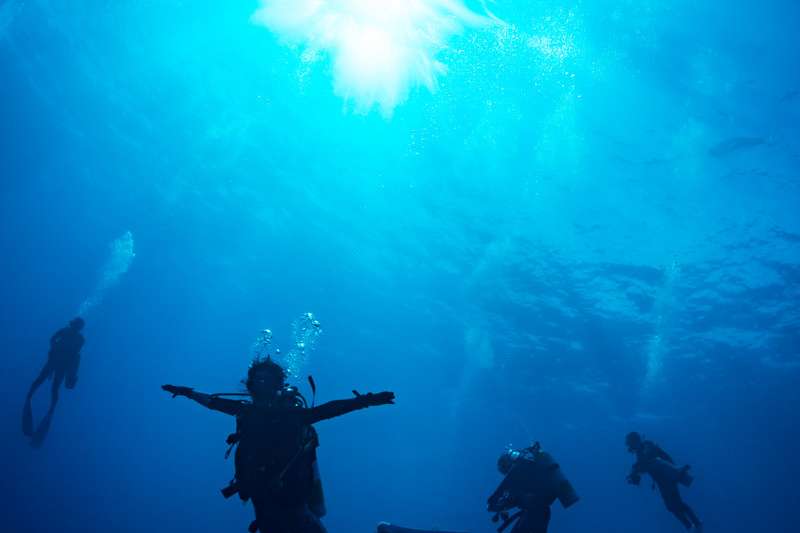 水肺潛水、自由潛水、浮潛三種水中活動有什麼不同呢？（示意圖／取自pakutaso）