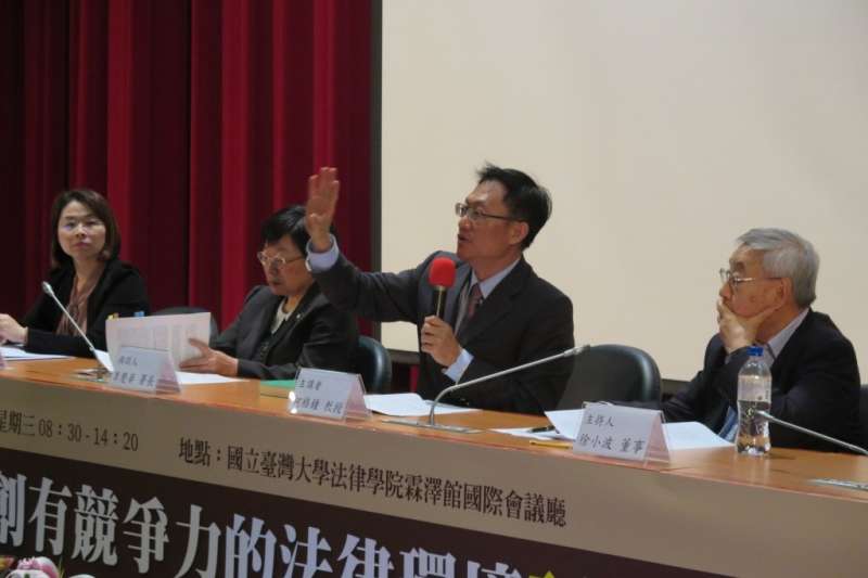 20200514-台大法學院教授柯格鐘（右二）。（取自台大法學基金會網站）