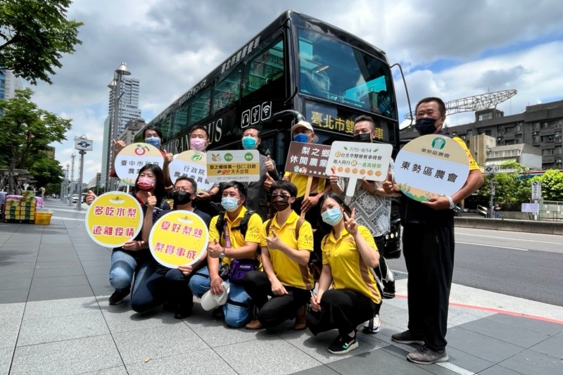 今年東勢梨果季開跑，跟e-go台灣租車旅遊集團合作，7／15－8／14預約台北市雙層餐車晚餐，2人同行即免費贈一精緻水梨禮盒，民眾不必出遠門也能享用東勢最清甜的梨子。（圖／台中市政府提供）