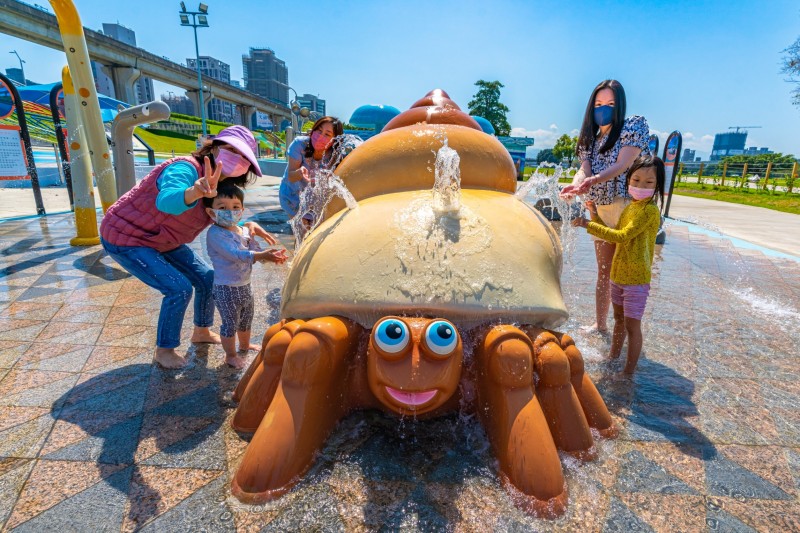 海世界水樂園-寄居蟹表情生動，吸引親子玩樂趣。(圖/新北市水利局提供)