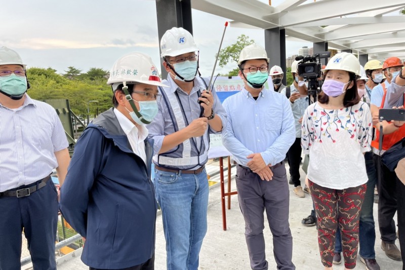 高市府林欽榮副市長前往視察輕軌配合工程中華藝校天橋施工進度。(圖/高市捷運局提供)