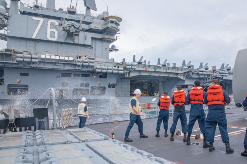 2022年7月13日，美軍安提坦號（USS Antietam、CG-54）的水兵於南海海域與雷根號航母（CVN 76）正在進行海上加油任務。（美國海軍官網）