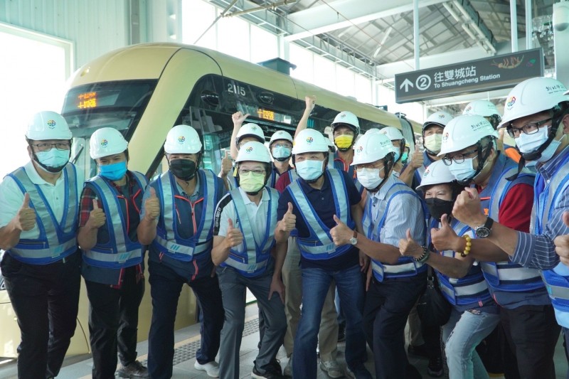 市長侯友宜、捷運局長李政安與出席貴賓及團隊合影。（圖／新北市捷運局提供）