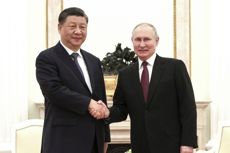 俄羅斯總統普丁（右起）於五月訪問北京，與中國國家主席習近平會面，雙方討論了雙邊關係及國際和地區問題，並簽署了《中華人民共和國和俄羅斯聯邦在兩國建交75週年之際關於深化新時代全面戰略協作夥伴關係的聯合聲明》。（美聯社）