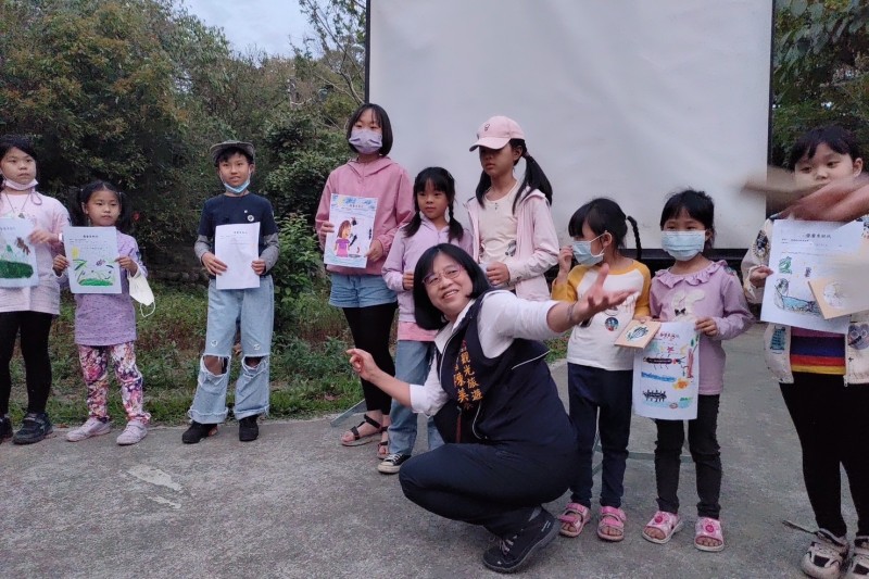 臺中市觀旅局長陳美秀為參與螢火蟲繪畫的小朋友頒發特優獎。（圖／臺中市風景區管理所提供）