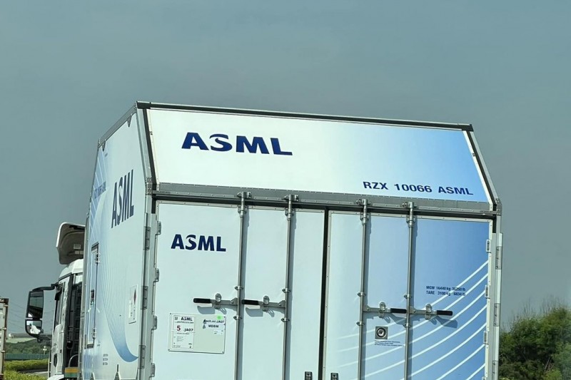 一名網友在路上看見「ASML」貨櫃，認為適合露營用，但其他網友一看，建議他「離遠一點！」（圖／取自臉書社團 路上觀察學院）