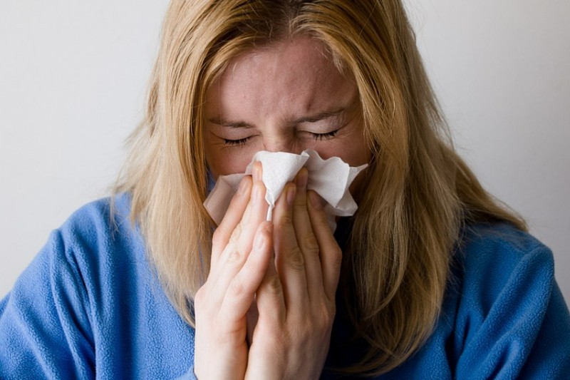 過敏體質的人常常飽受打噴嚏跟流鼻水的困擾，晚上睡覺時也會因為鼻子不通睡不好。（示意圖／取自pixabay）