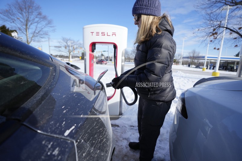 2024年1月17日。一名車主正在為他的電動車進行充電。（美聯社）