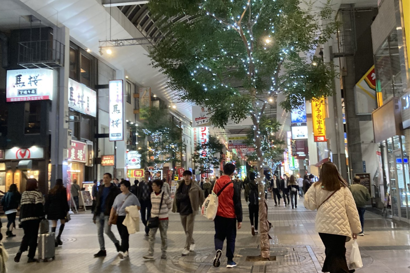 台積電不僅為當地帶來科技業工作機會，也促進與台積電員工生活相關的產業發展，並使熊本的夜生活更加熱鬧。（圖／翻攝自X）