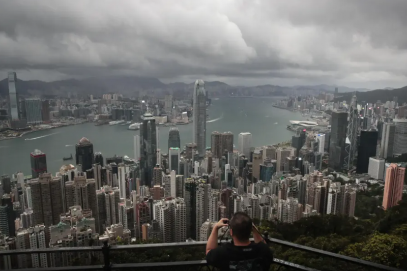 張國榮回憶初出道時與梅艷芳「走埠」時，香港亦舒的小說曾風靡一時。（資料照：美聯社）