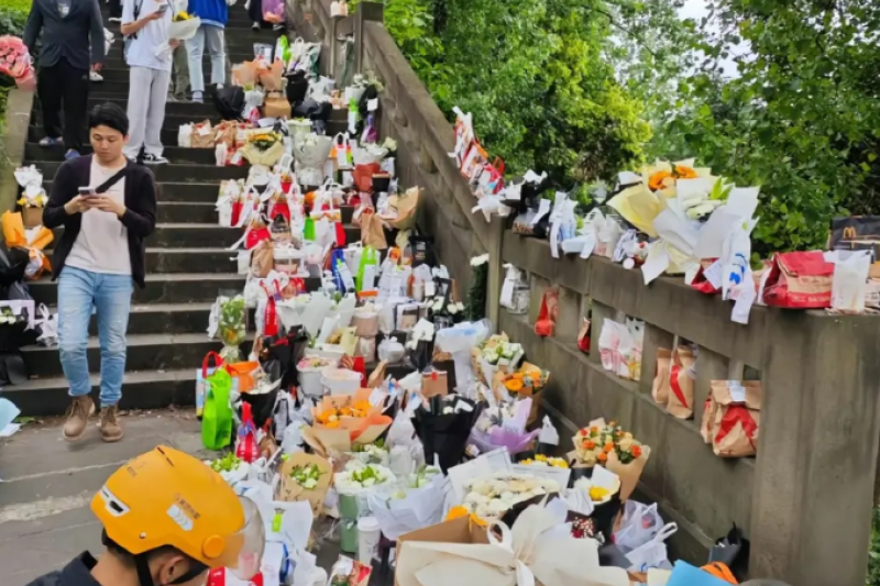 重慶長江大橋上堆滿民眾悼念胖貓的外送食物和悼念花束，卻傳出有廠商造假。（圖／翻攝自微博）