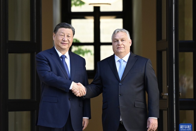歐盟輪值主席、匈牙利總理奧爾班（右）7月8日突然訪問赴北京，將與中國國家主席習近平舉行會談，與其正積極推動的「俄烏停火」有關。（新華社）