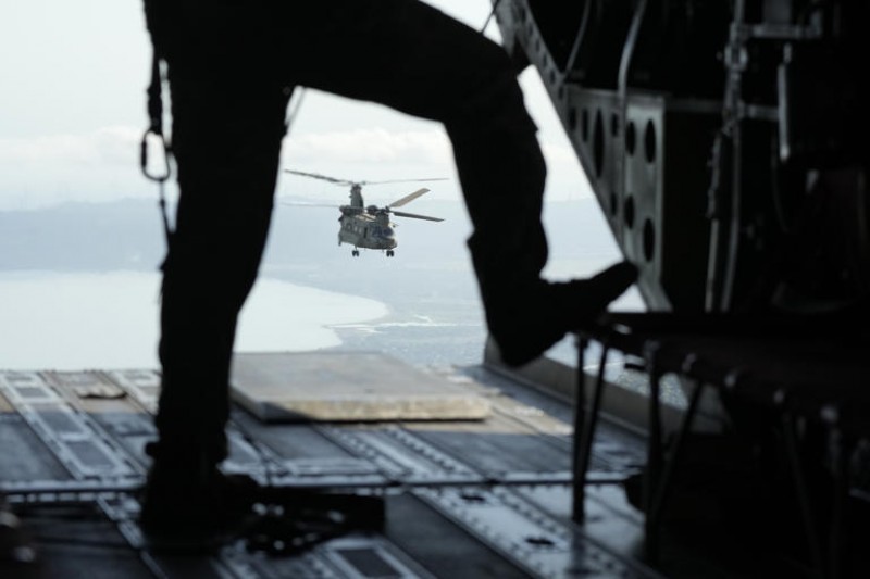 2024年5月6日，在菲律賓北部舉行的「肩並肩」聯合軍事演習中，一架美軍CH-47飛越北伊羅戈斯省。（美聯社）